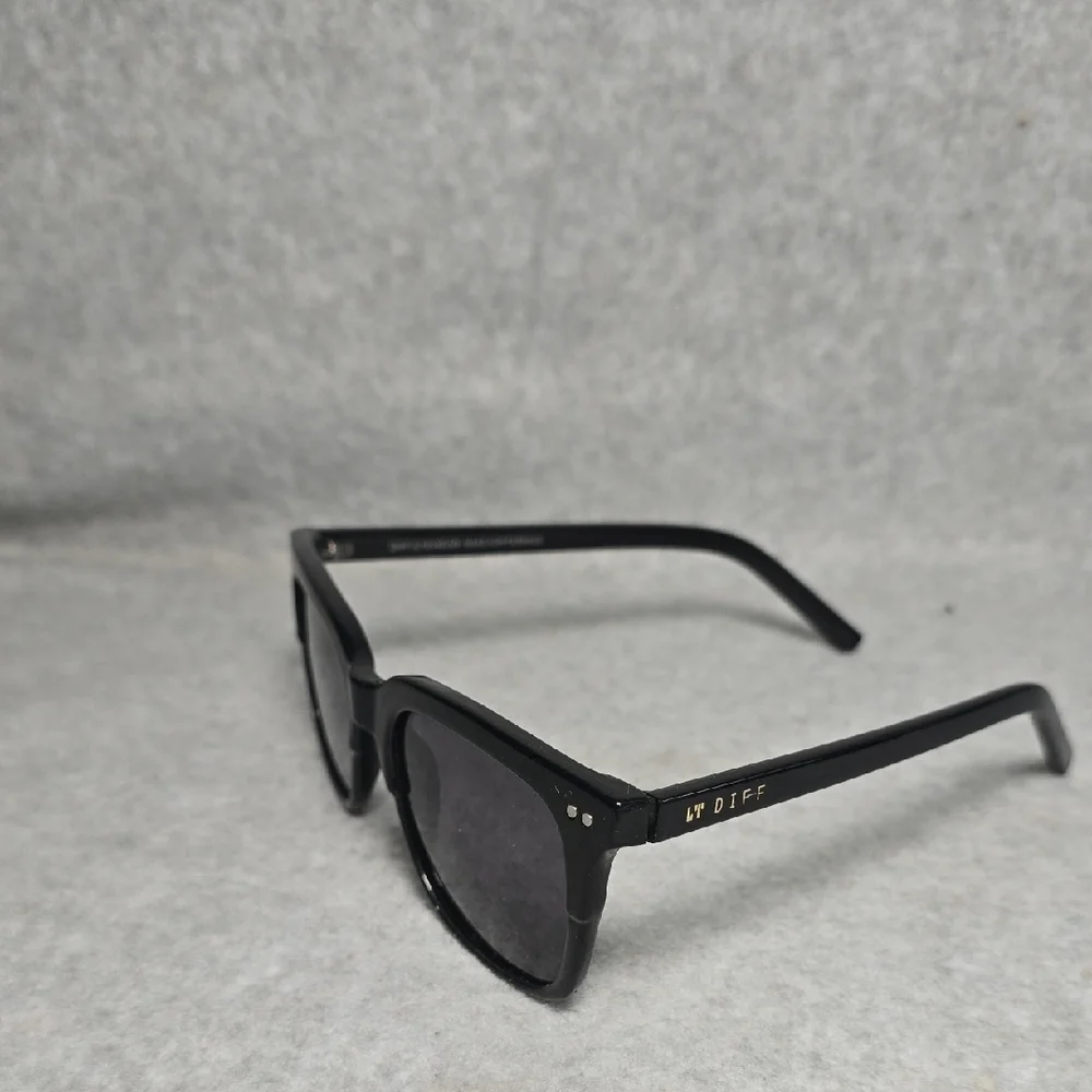 Diff Billie Square Eyewear Classic Black Sunglasses